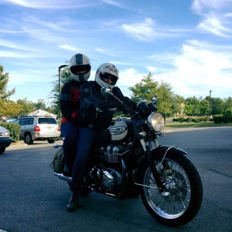 We love to go for a ride!
FYI
Triumph Bonneville T100 2007