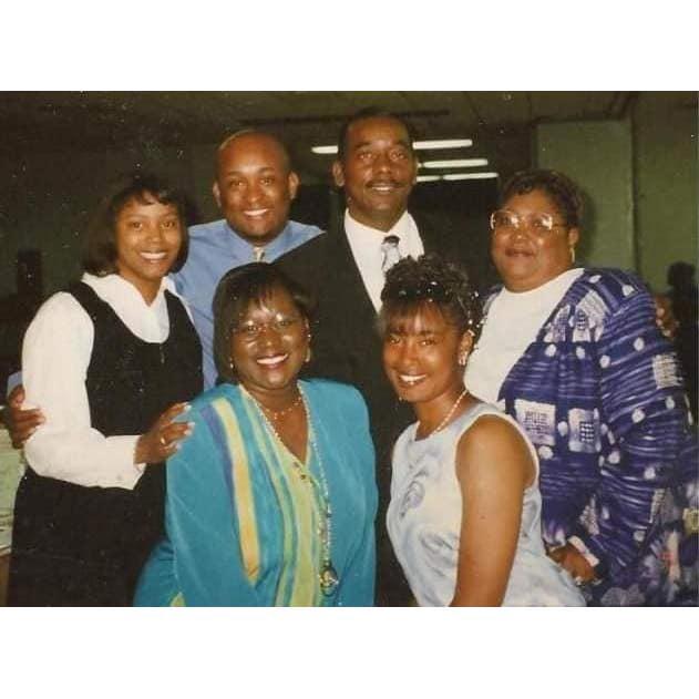 Jokima and her family! Sister-in-law Heather, brother Fred, dad Lee, Mom Betty, Jokima, and sister Jocelyn!