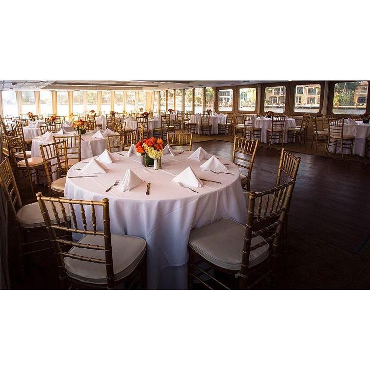 2,700 sq. ft. dining room surrounded by bay windows
Dining and dancing on one level
