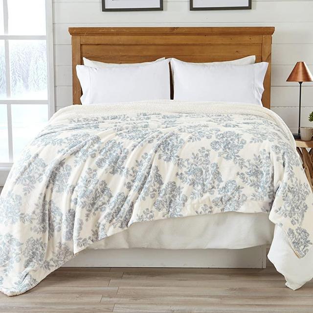 Premium Reversible Sherpa and Fleece Velvet Plush Blanket. Cozy, Soft, and Warm Berber Fleece Bed Blanket. Cielo Collection. (Full / Queen, Toile Blue)