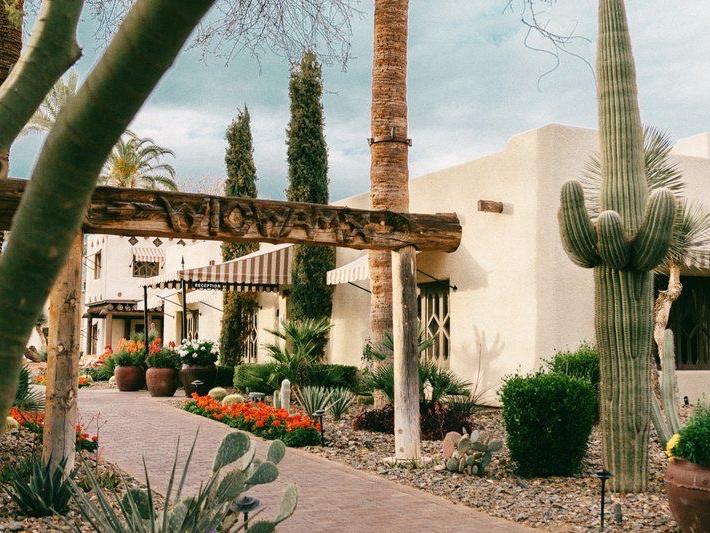 The Wedding Website of Lindsey Stone and Gregory Jenkins Jr.