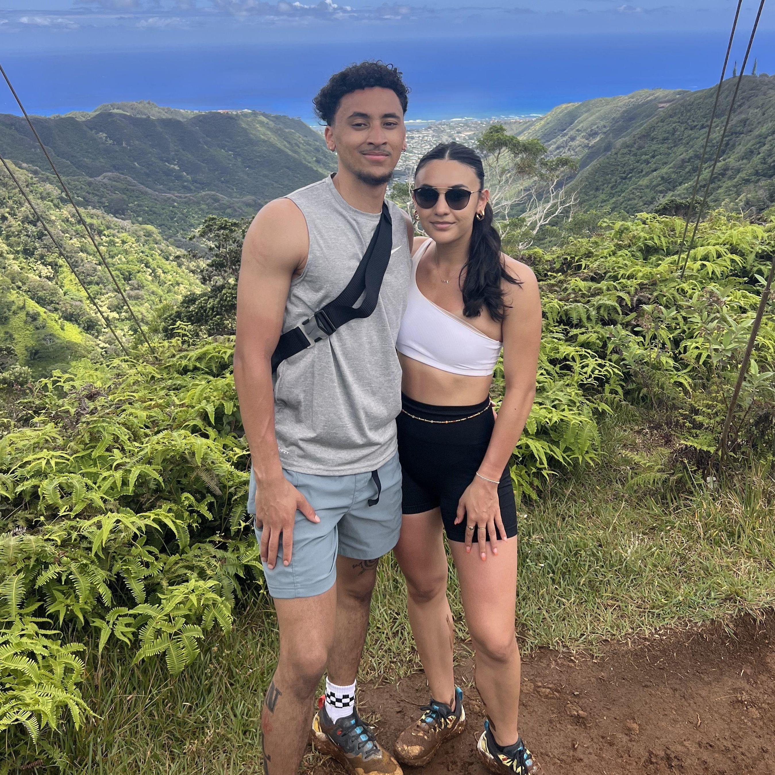 Hiked to the mountain top in Hawaii!
¡Caminata hasta la cima de la montaña en Hawái!