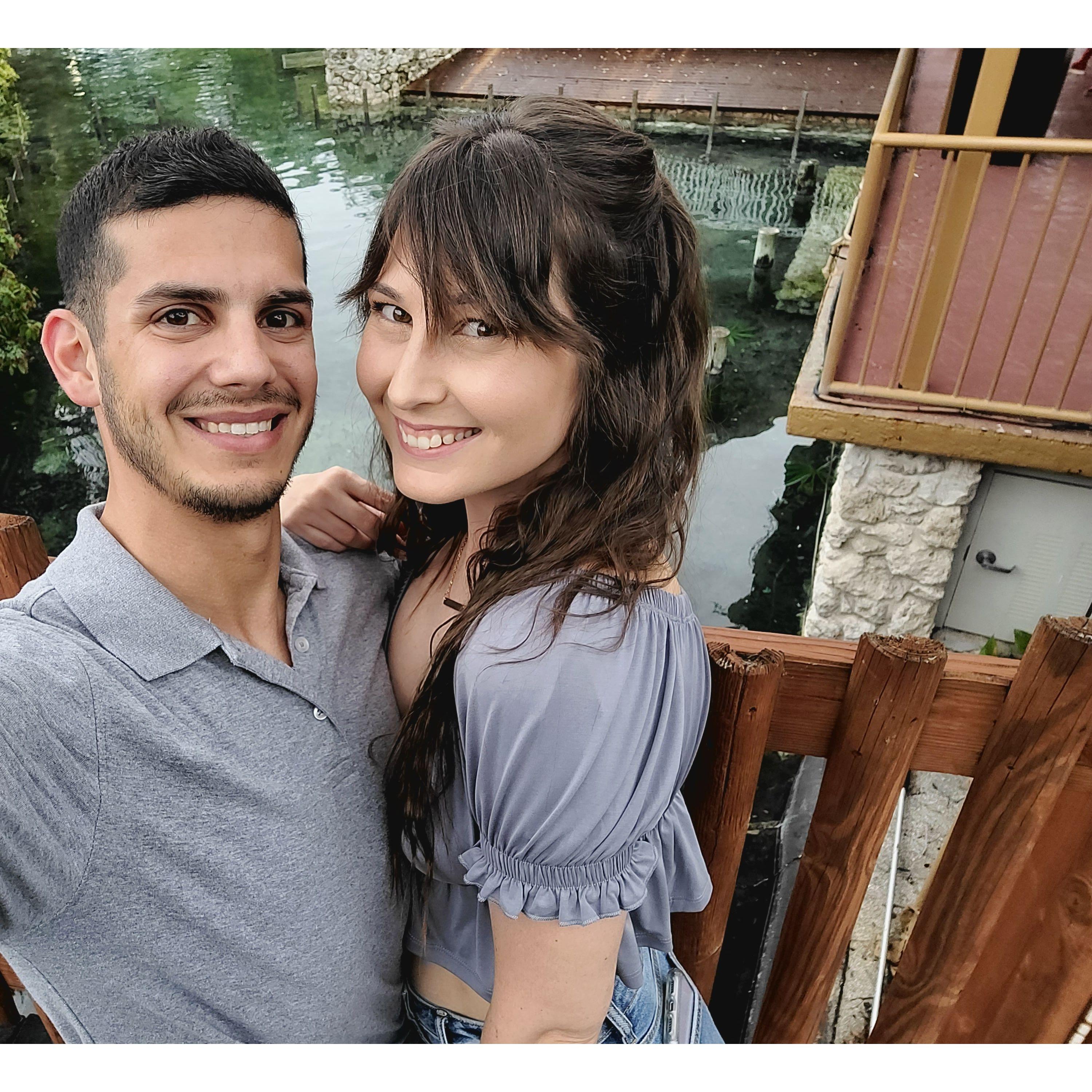 This was one of our first dates! We fed wallabies at Busch Gardens.
¡Esta fue una de nuestras primeras citas! Alimentamos a los ualabíes en Busch Gardens.