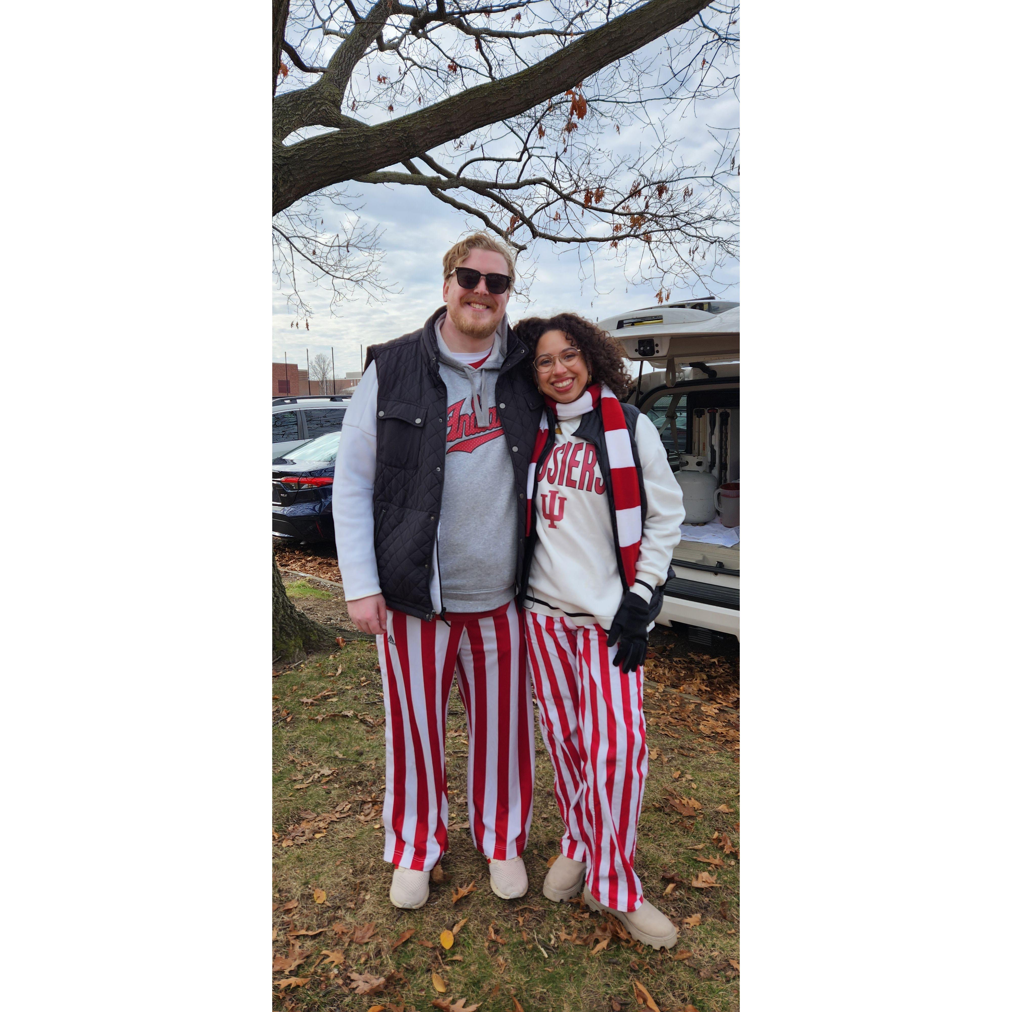 November 2023: The annual IU vs. Purdue rival game or "The Old Oaken Bucket Game." AJ's brother belongs to the rival team (booo) | El juego de rivalidad entre las escuelas de Alicia y su hermano