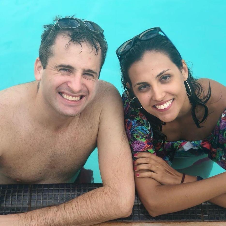 Depois de alguns dias, nos encontramos de novo num churrasco dos residentes,/
After a couple of days, we met again at a residency barbecue,/