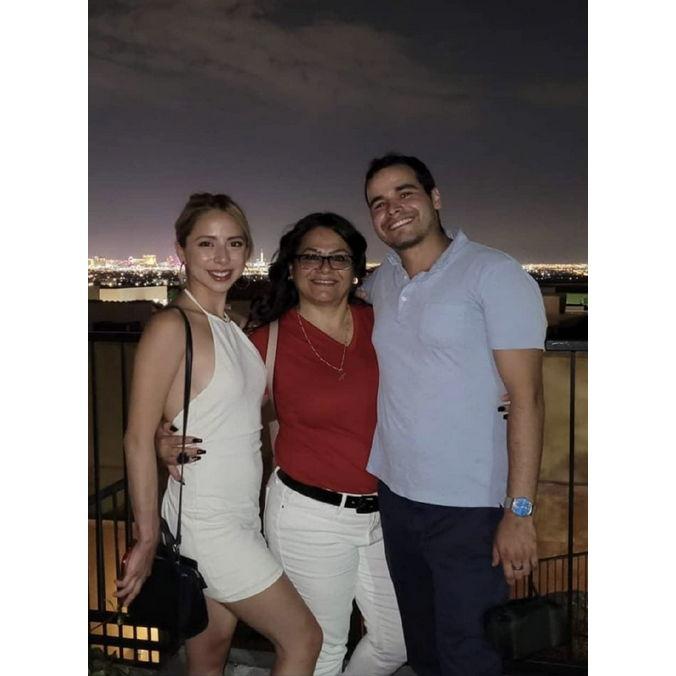 19 de julio de 2021. ¡Pasar la cena del cumpleaños número 23 de Lisette en Las Vegas fue muy especial porque conoció a la madre de Christian, Elva, por primera vez!