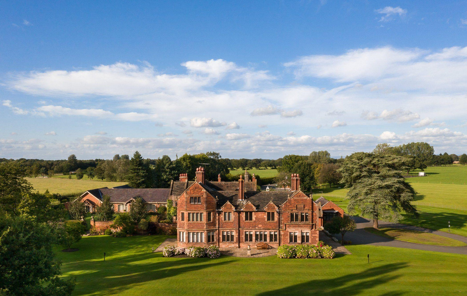 The Wedding Website of Kayleigh Onions and Tom Martin