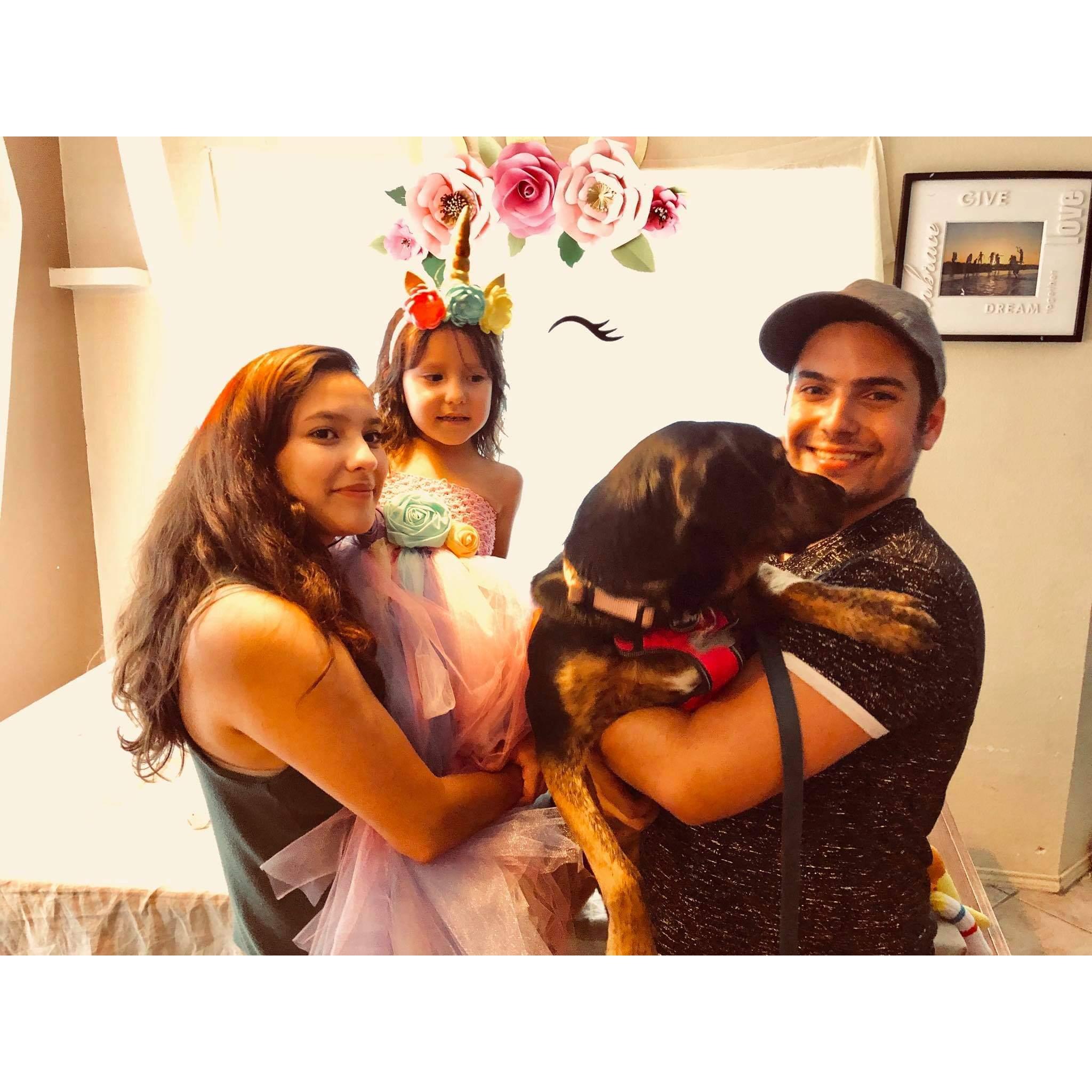 One of Riley's first visits to Corina's family's home! She was very surprised to find a LOT of small humans there 😆