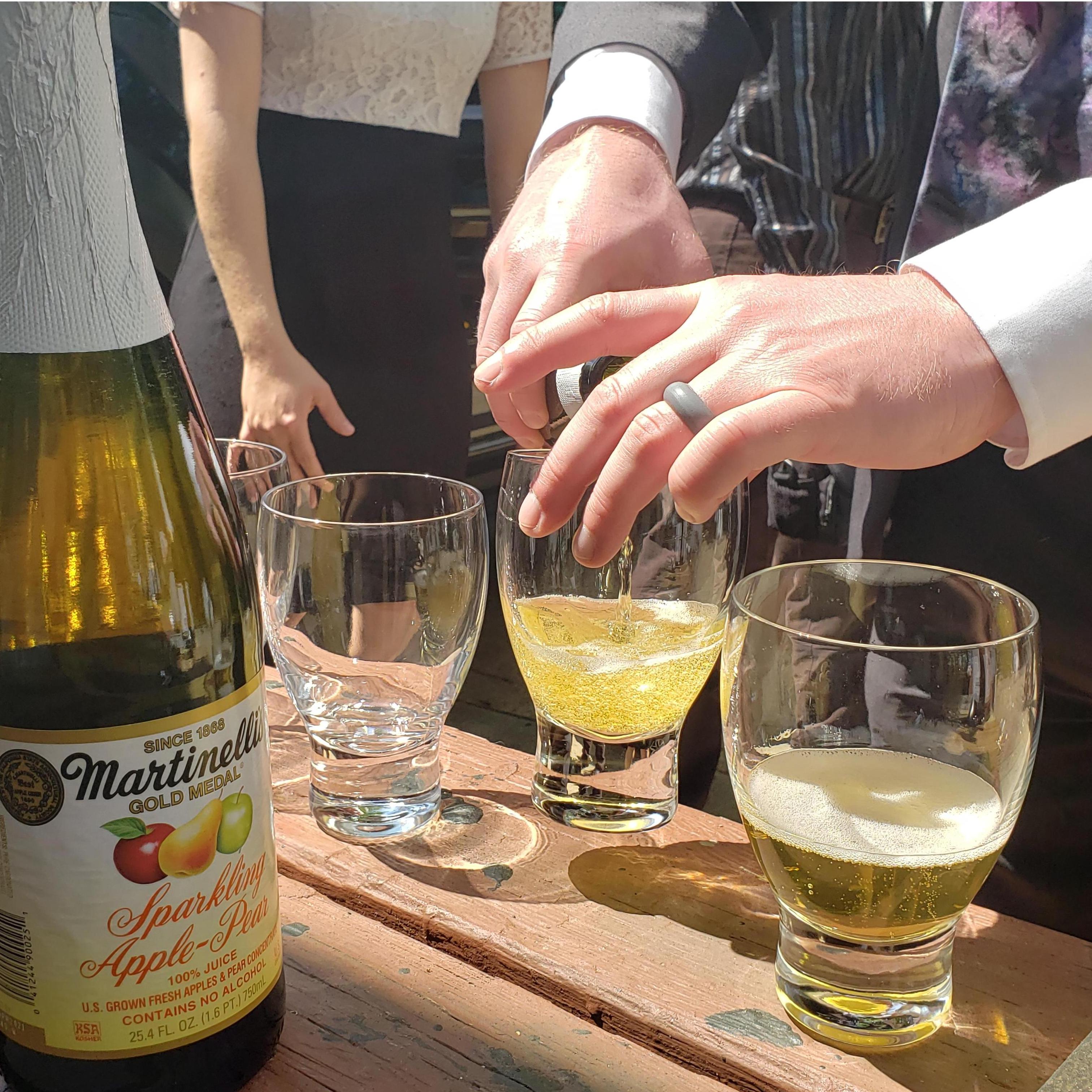 Preparing the toast with our sparkling cider. Preparandonos para el brindis con nuestra cidra espumosa.