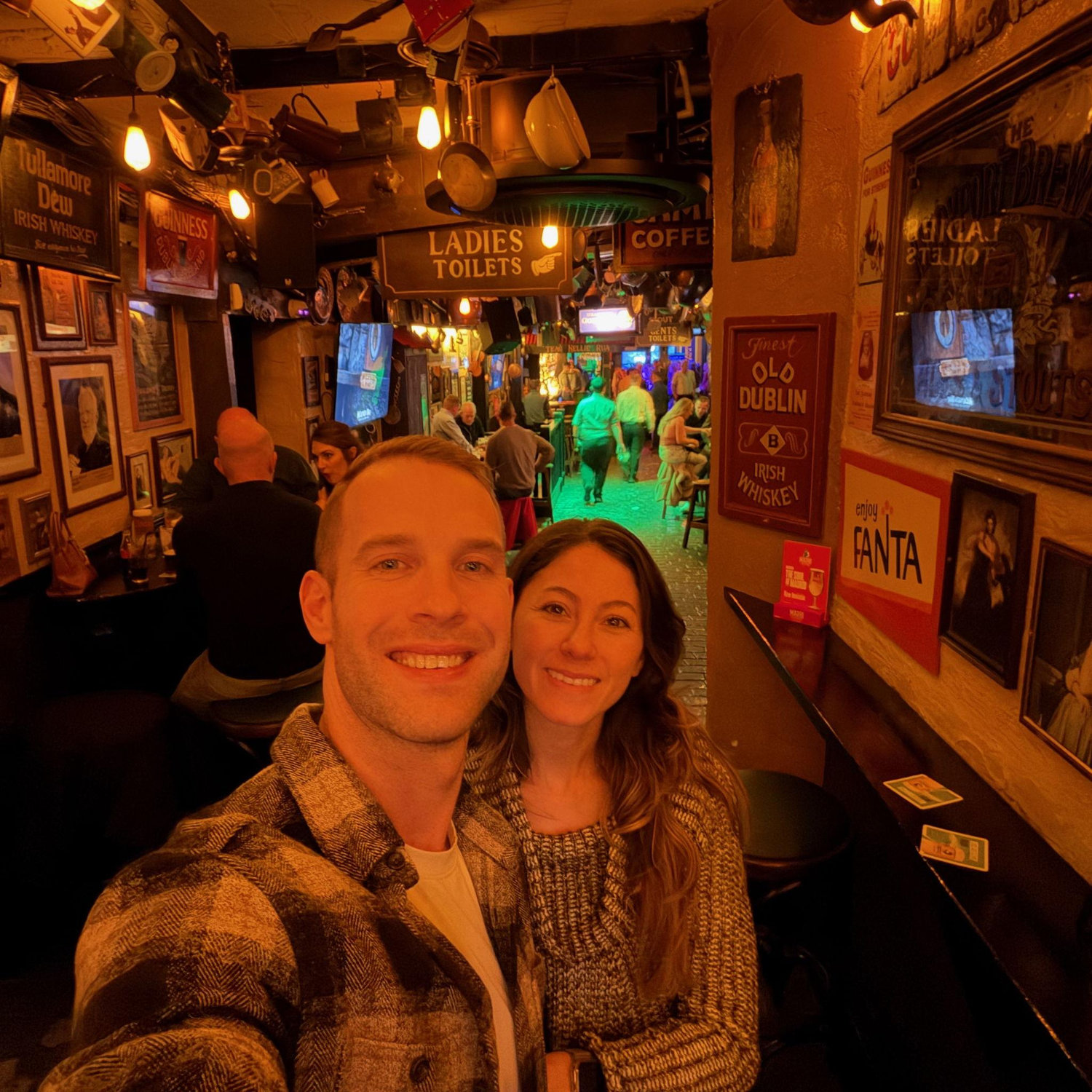 Great Guinness, great music, and unforgettable nights in Donegal.

Buen Guinness, buena música y noches inolvidables en Donegal.