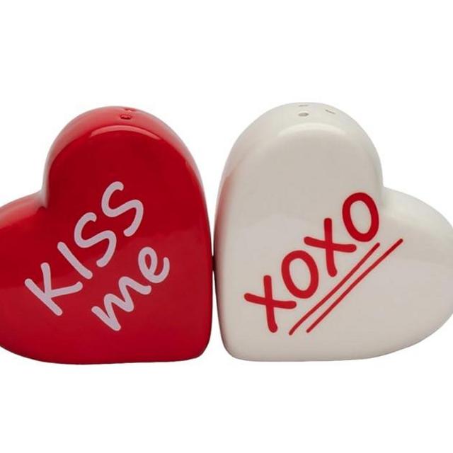 Cosmos Gifts 21064 Ceramic Valentine's Hearts Kiss me & XoXo Salt and Pepper Shakers