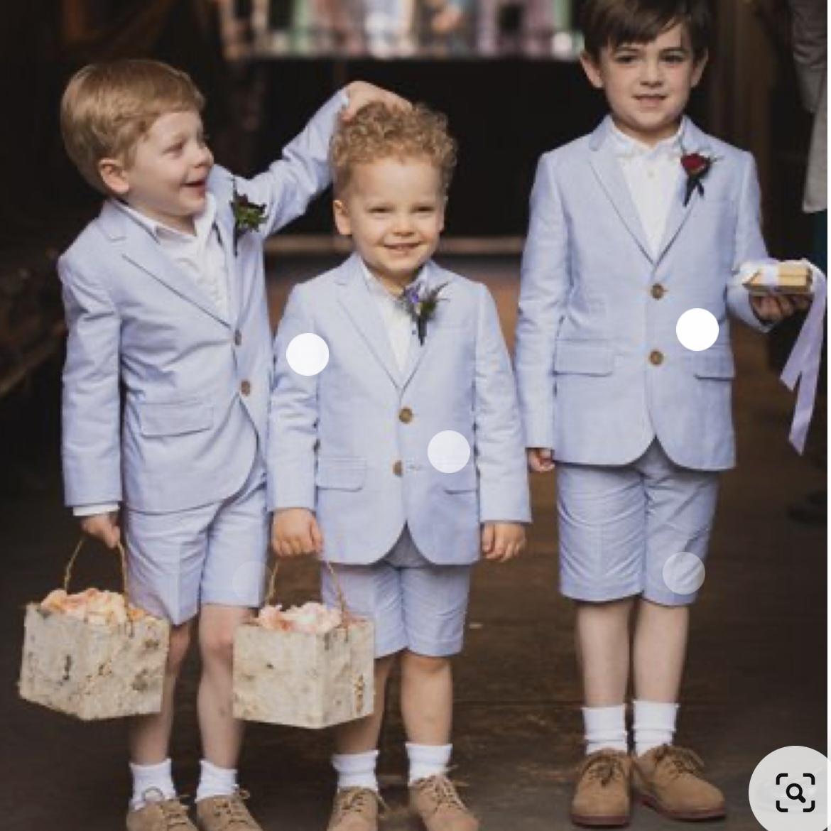 Flower boys!!
Dis y Moni, pónganse de acuerdo y mándenme fotos, confío en ustedes. Tomen esto como inspiración pero están libre de cambiar todo como quieran! :)