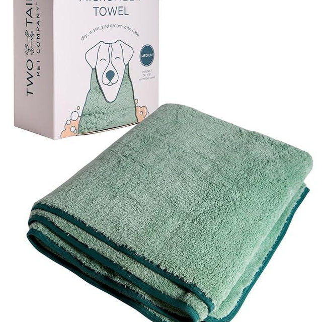 Two Tails Pet Company Pet N’ Dry Microfiber Bath Towel, Absorbent Dog Towels for Versatile Everyday Drying or Washing, Soft and Lightweight, Fast Drying, Grooming Dog Supplies, Size Medium