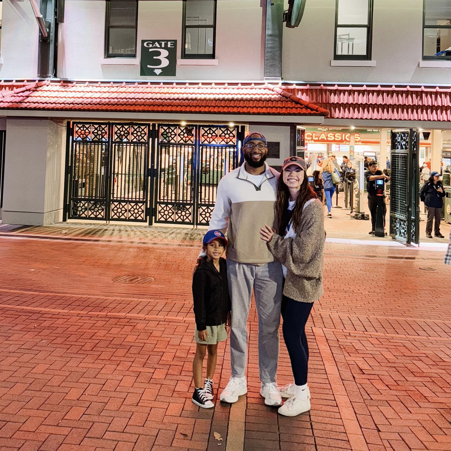Cubs game w/ Zola 🐻