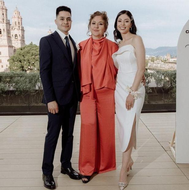 Cena de compromiso: Un amor que crece y una familia que lo celebra con nosotros.