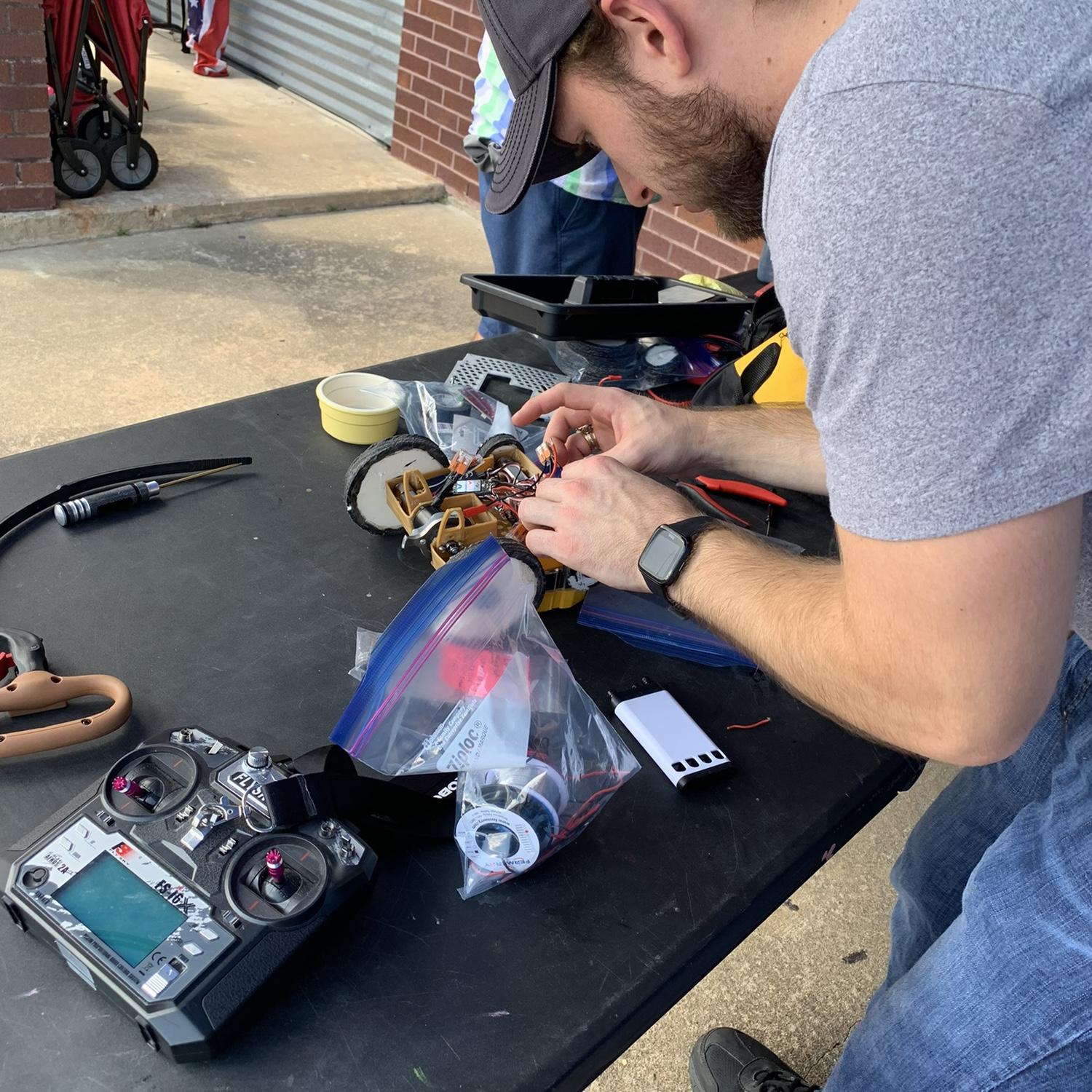 Josh preparing his battle bot! /
Josh preparando su robot de pelea!