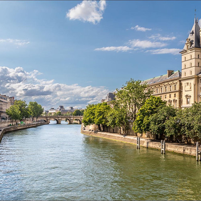 2 tickets for a Seine River cruise
