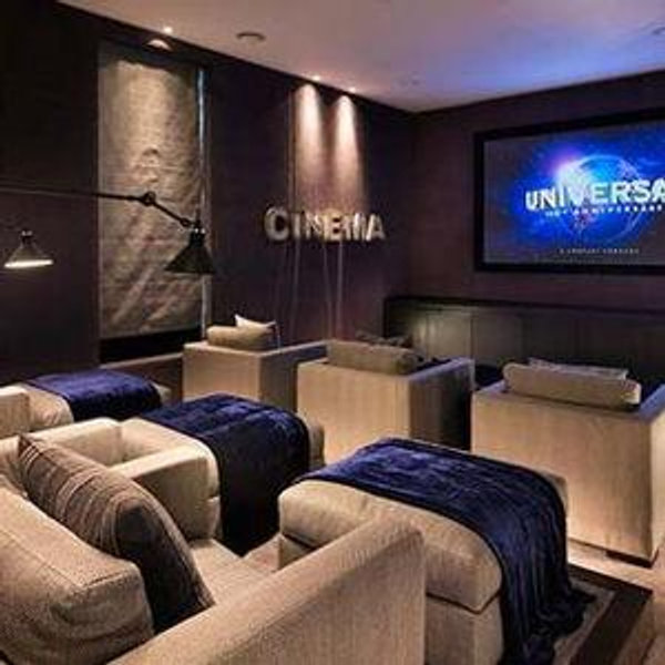 Sala de Estar — Sessões de Filmes & Memórias / Living Room — Movie Nights & Memories