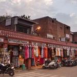 Local Bazaars: Johari Bazaar and Bapu Bazaar