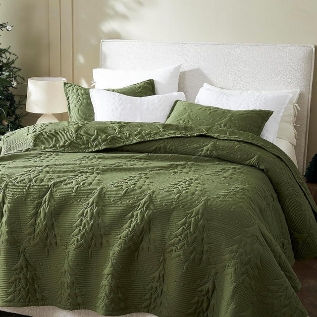 Olive Green Christmas King Size Quilt Bedding Sets with Pillow Shams, Soft Lightweight Bedspread Coverlet, Thin Comforter Bed Cover, All Season, 3 Pieces, 104x90 inches