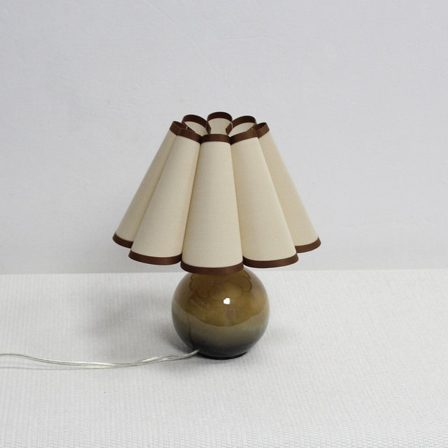 Duzy handmade scallop shape khaki fabric and ceramic base table lamp-9#, 110-240V/50-60Hz