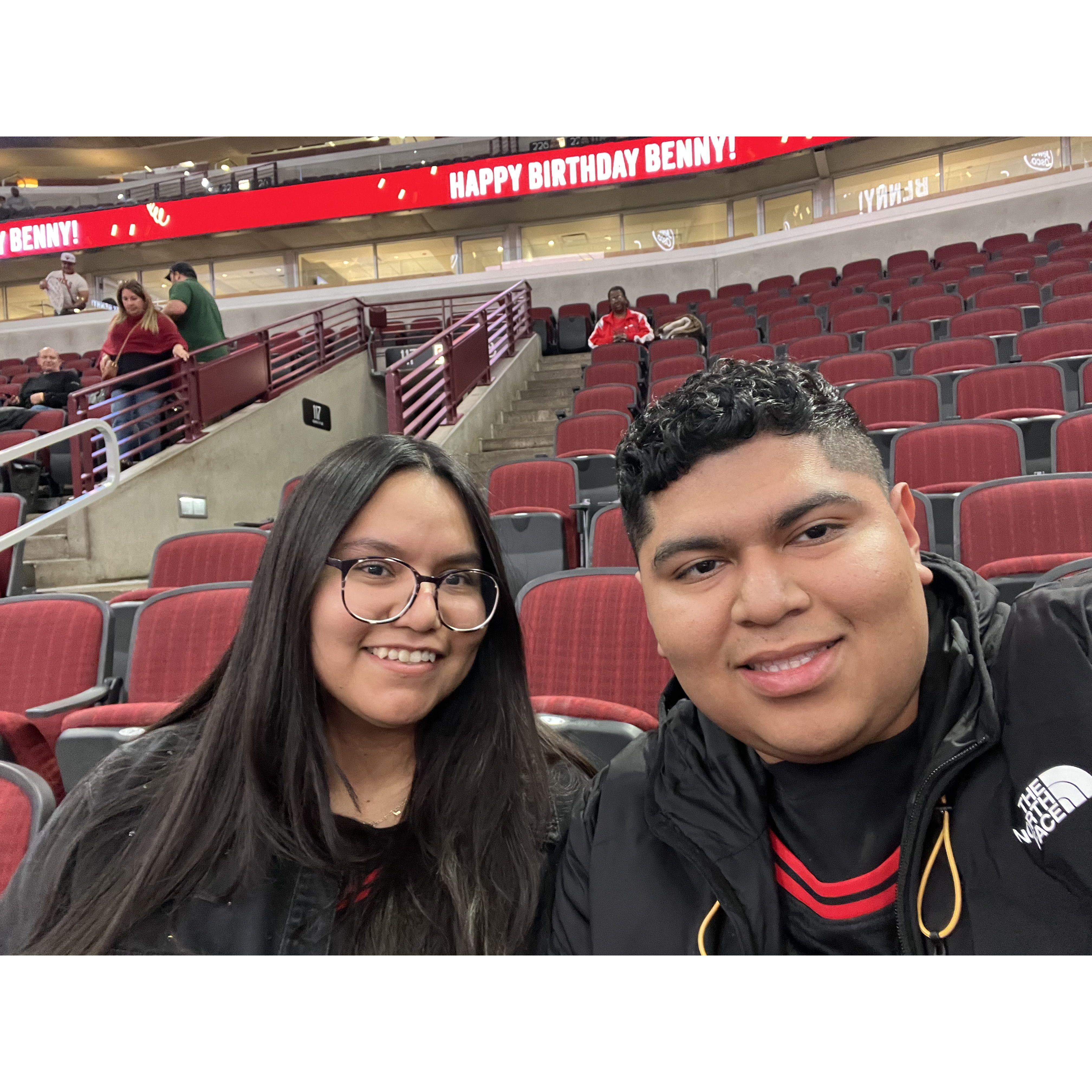 Second Chicago Bulls game together! ¡Nuestro segundo partido de los Chicago Bulls juntos!