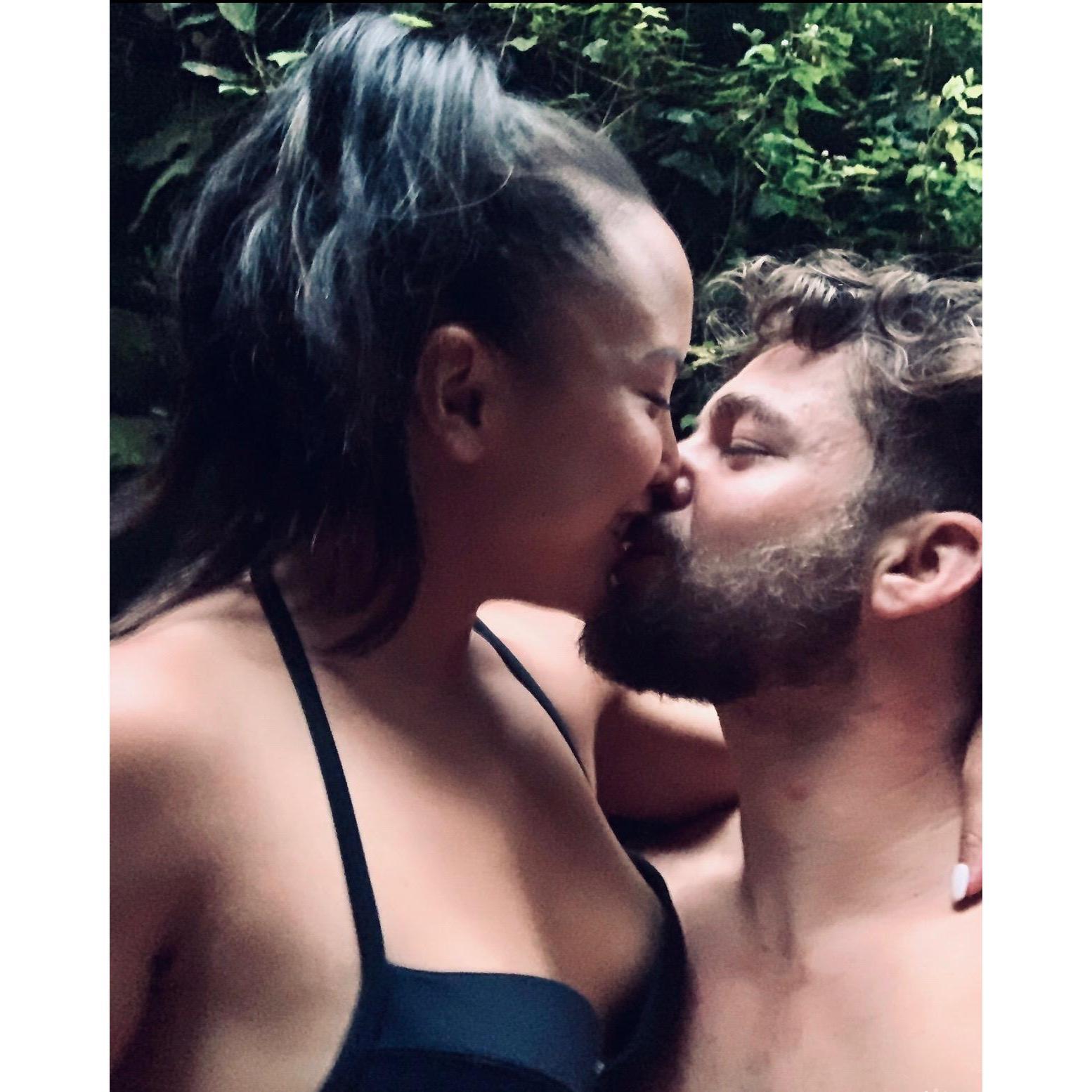 Smoochin' in the Costa Rican jungle