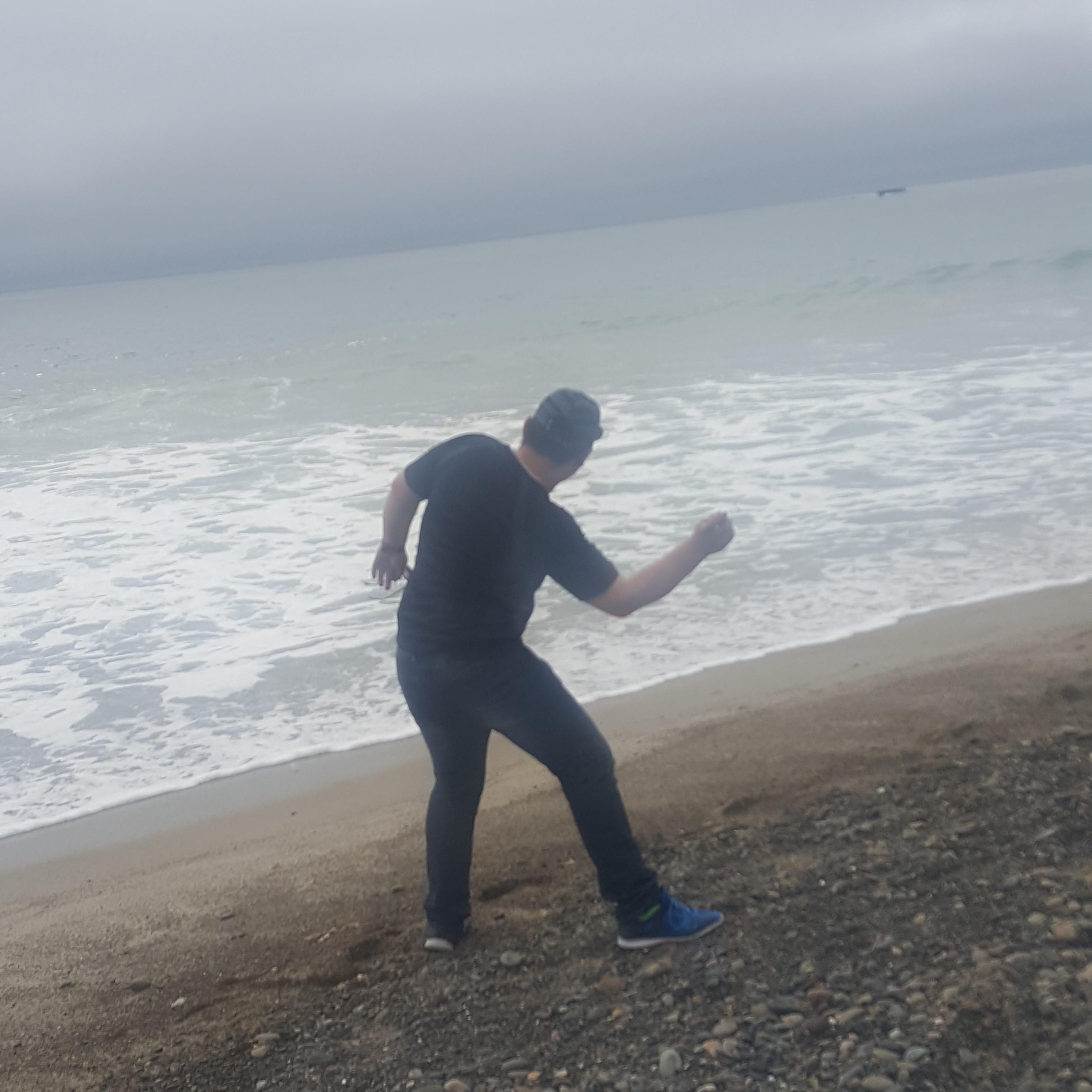 Me taking creeper pictures of Diego skipping rocks.
Yo tomé la foto en secreto mientras Diego tiraba piedras en la playa.