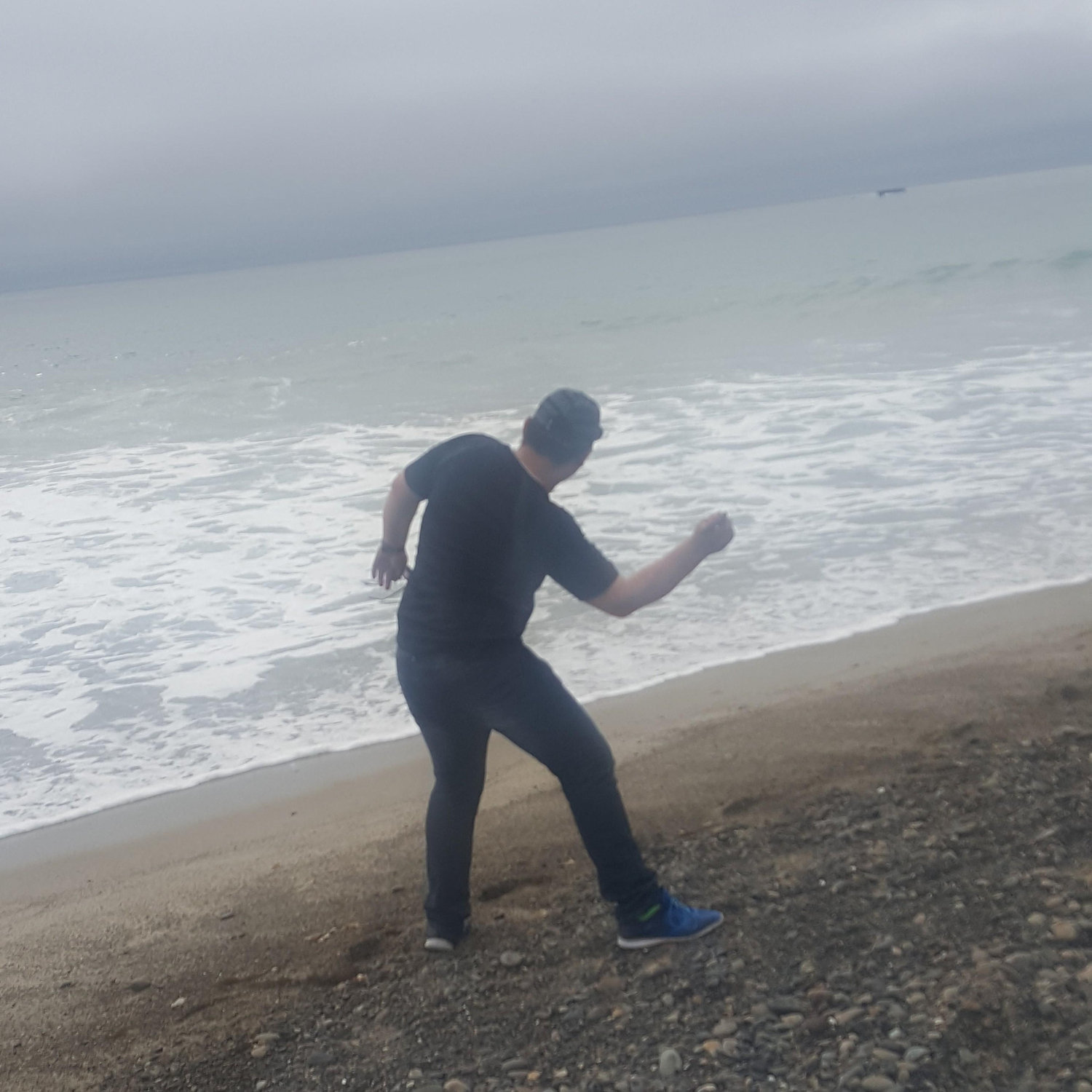 Me taking creeper pictures of Diego skipping rocks.
Yo tomé la foto en secreto mientras Diego tiraba piedras en la playa.