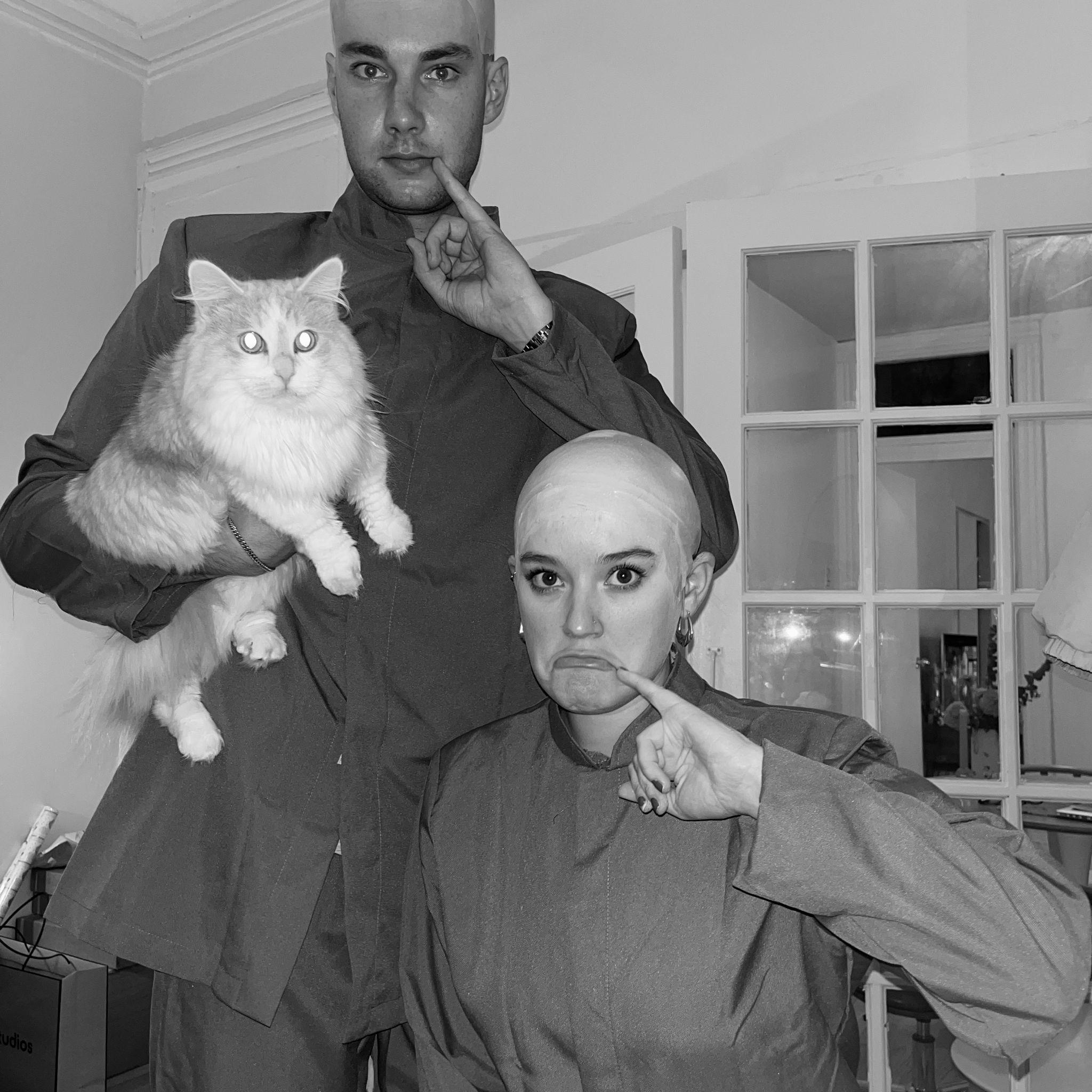 Oct 2021 | Notre meilleur costume... Dr. Evil et Mini Me (avec le chat bien sur) / Our best Halloween costume... Dr. Evil and Mini Me! (with cat of course)