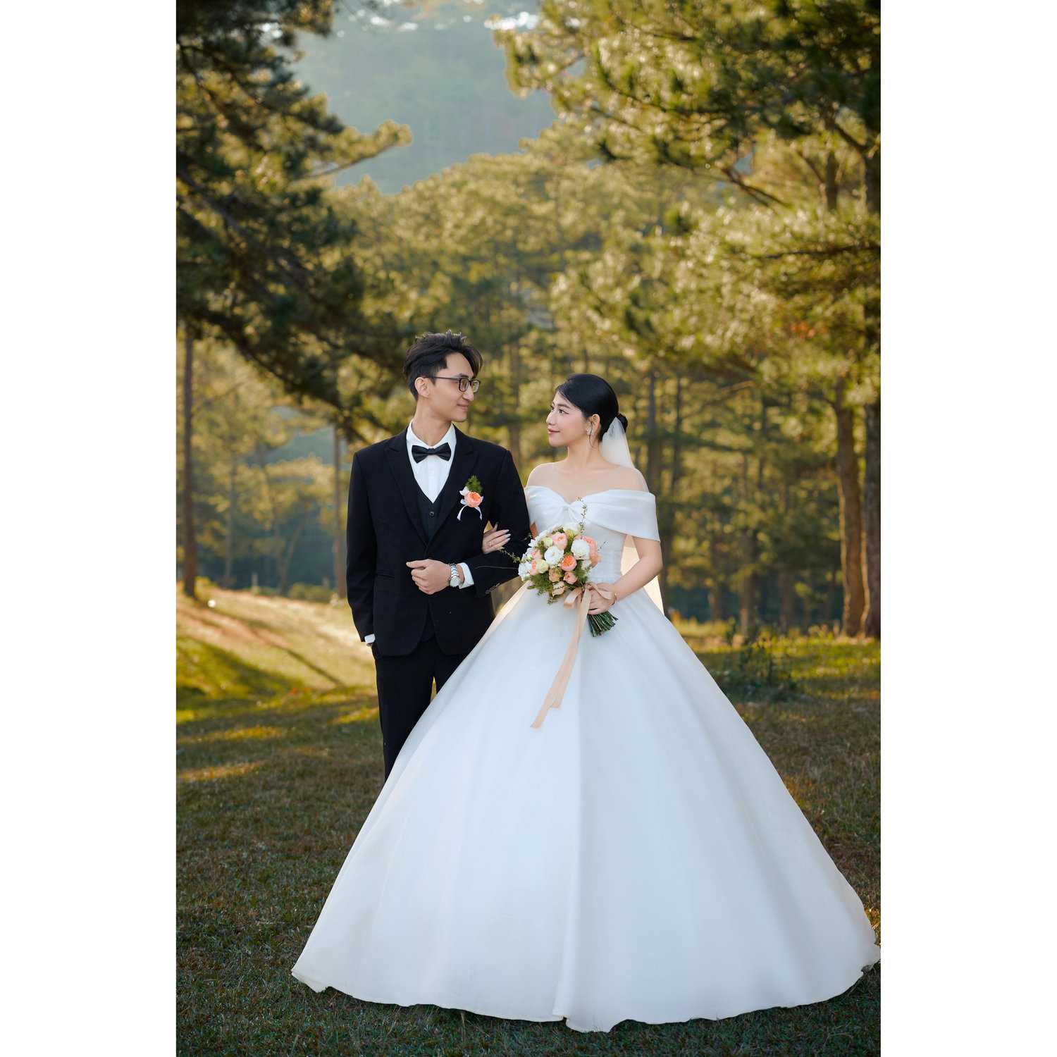 Ngoài kia có mận có đào
Có cô thiếu nữ bước vào tim tôi