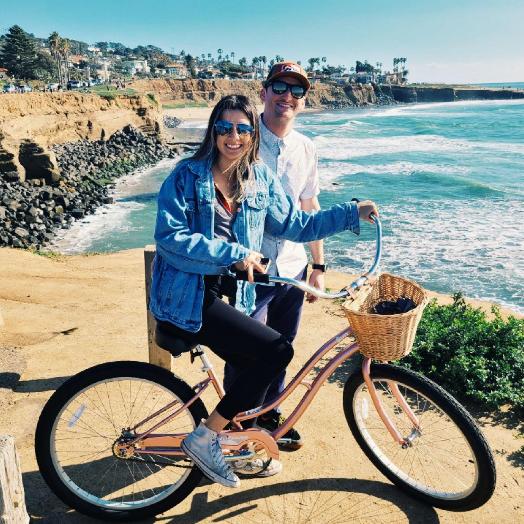 Biking with close friends to Sunset Cliffs in San Diego, CA.

친한 친구들과 함께 샌디에이고 선셋 클리프까지 자전거 타기.