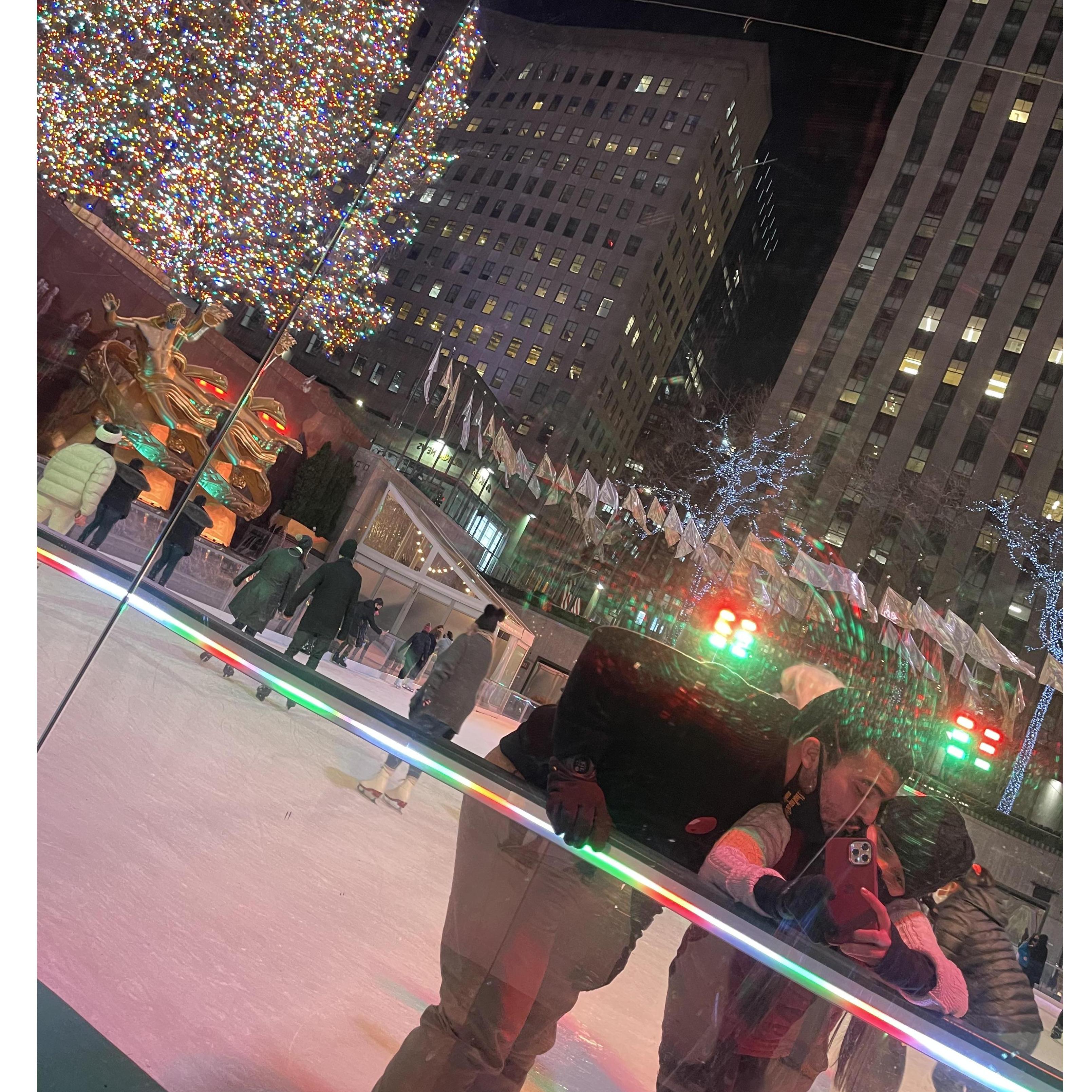 Juntos patinando sobre hielo en el Rockefeller. Un sueño de ella.
