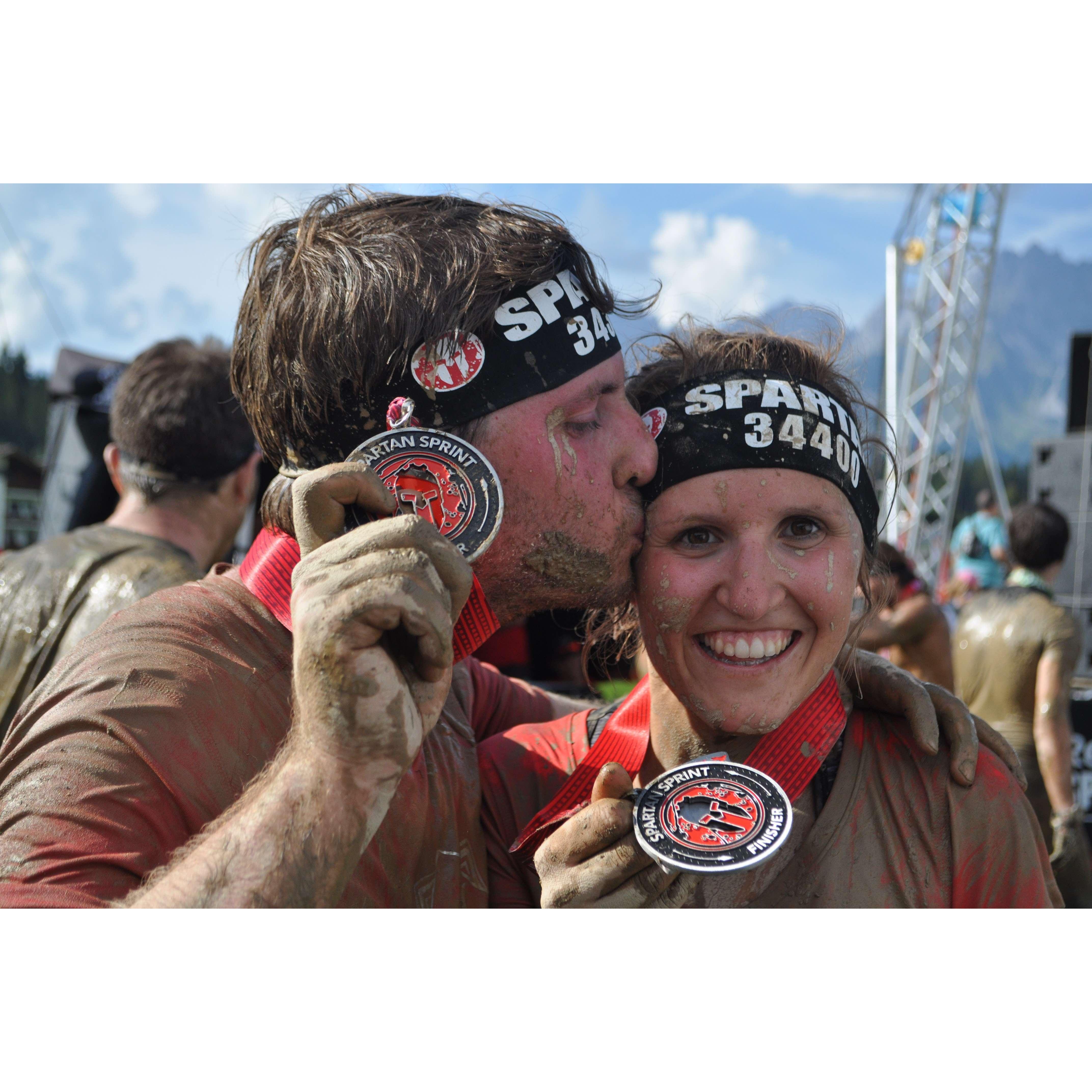 2016 | Karin and Tom conquered the Spartan Race in Oberndorf in Tirol after crazy workouts with rocks and bottles in backpacks through Croatia and Germany.
***
Karin & Tom am Ende des Spartan Race.