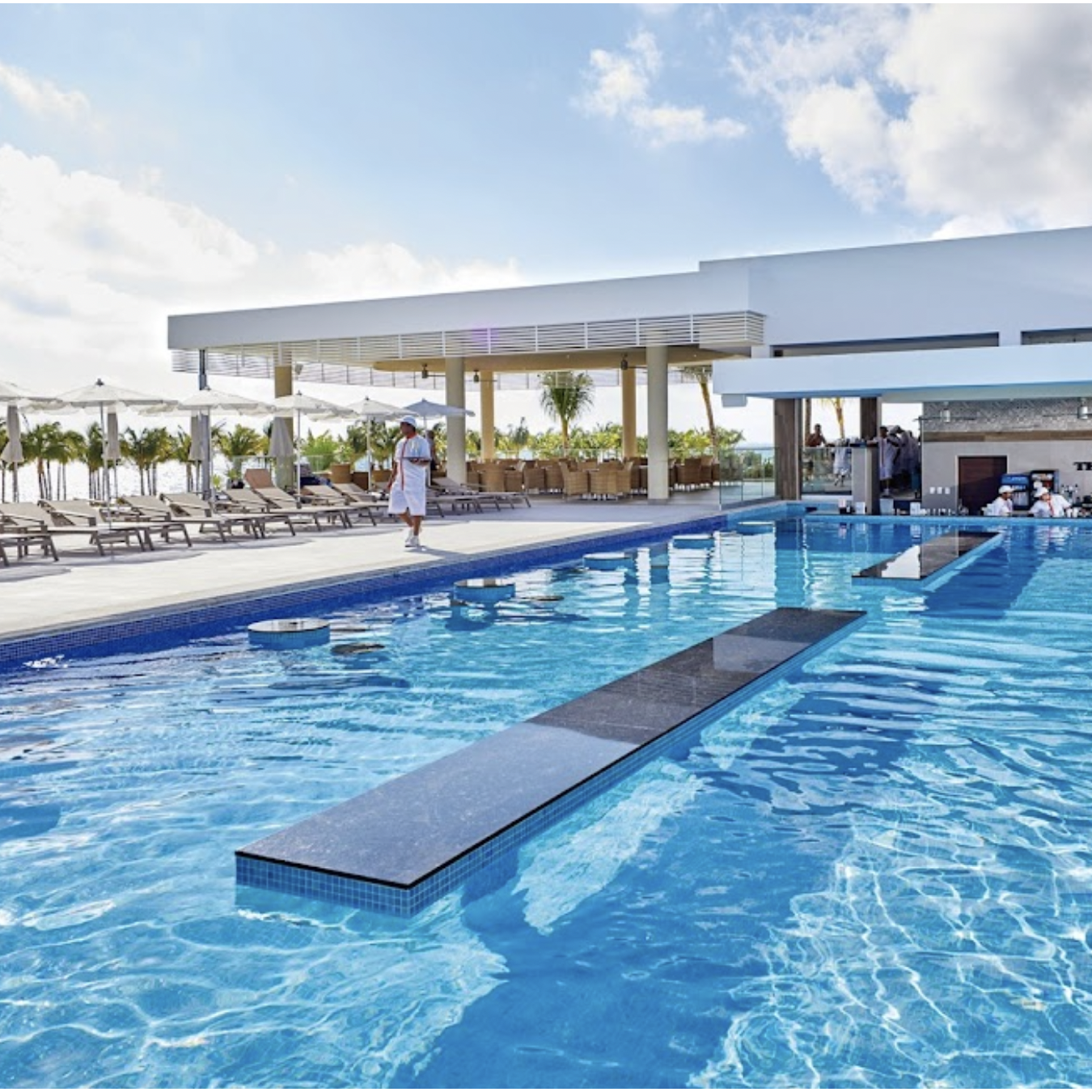 Swim-up bar