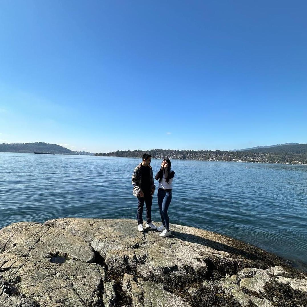 💍 Port Moody – Donde la historia cambió ✨
El momento en que nuestros corazones casi explotan de felicidad. Lágrimas, risas y el “sí” más hermoso de nuestras vidas.