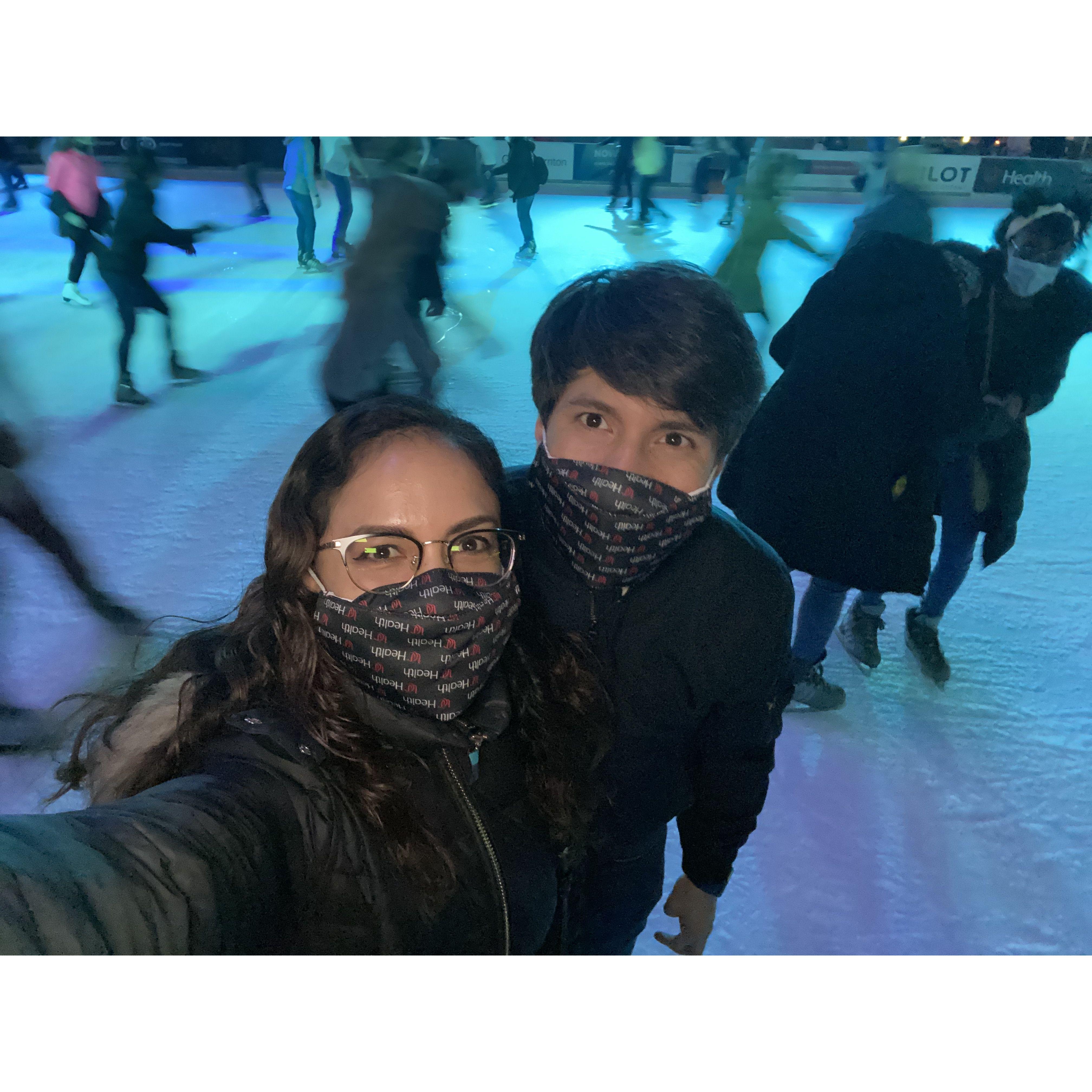 Felix dando sus primeros pasos en la pista de patinaje de hielo!