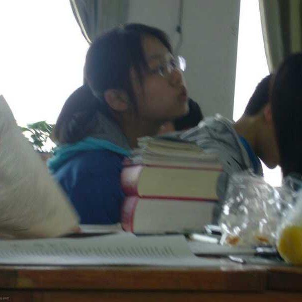 A valuable picture shot by our high school classmate. The girl in the picture was Joey. Hao's hair was on the top left corner.