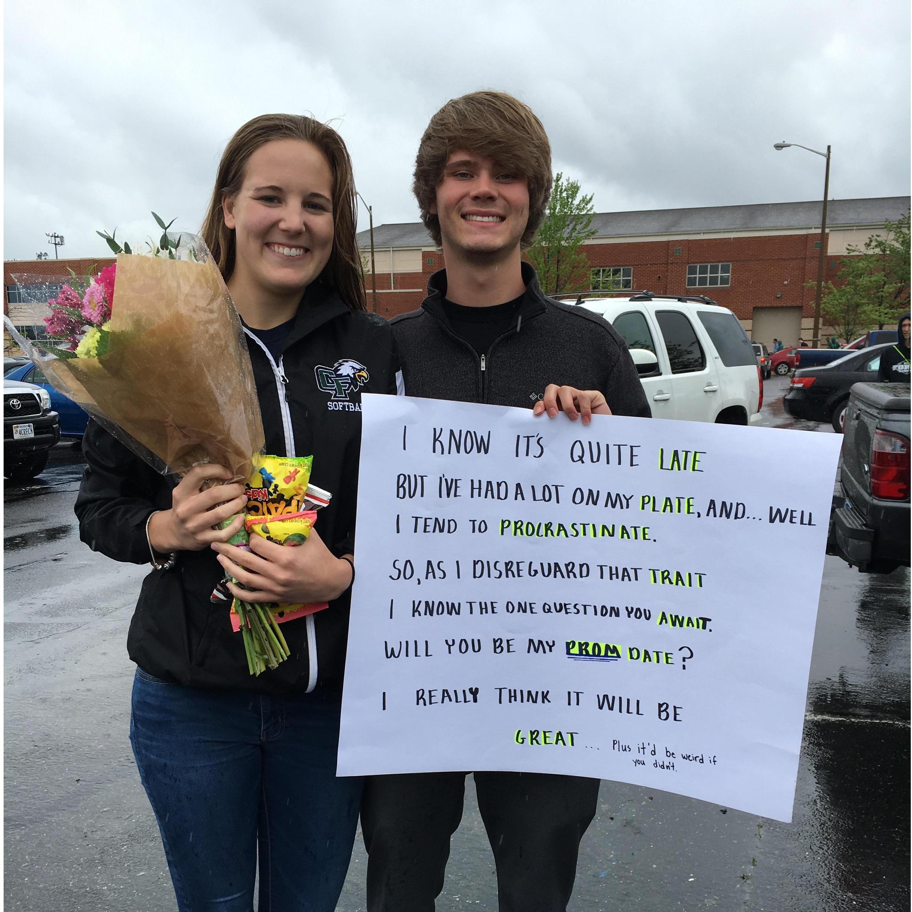 The second "promposal" one day before prom...
05/06/2016