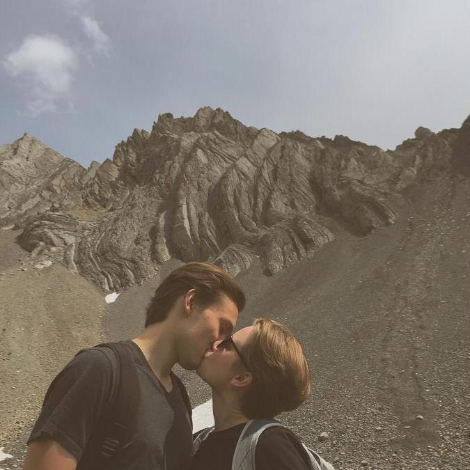 Kiss kiss kiss... we love kissing in the mountains!!