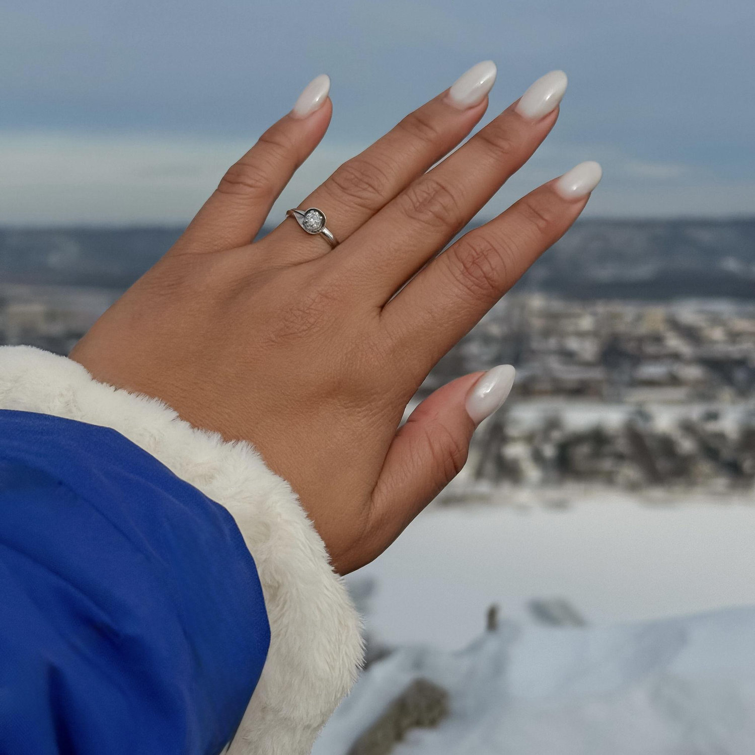 With a ring passed down from his grandmother, he asked her a question that would change their lives forever. And in that moment, surrounded by nothing but love, she said…
“Yes, I will marry you.” 🤍