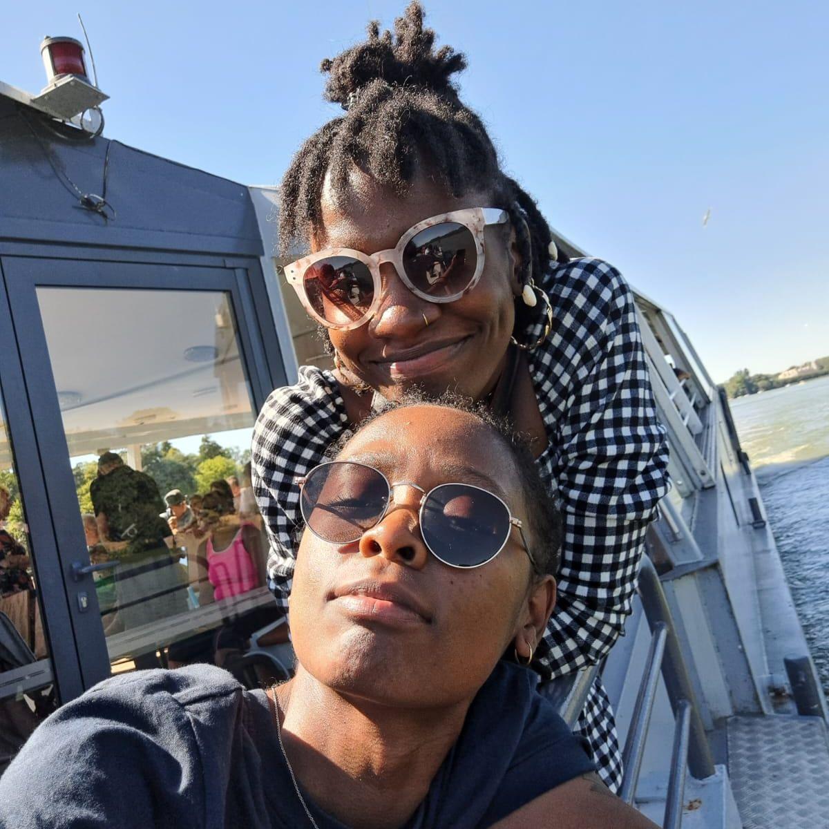 Notre première photo ensemble, symbole d’un début rempli de complicité et de bonheur.