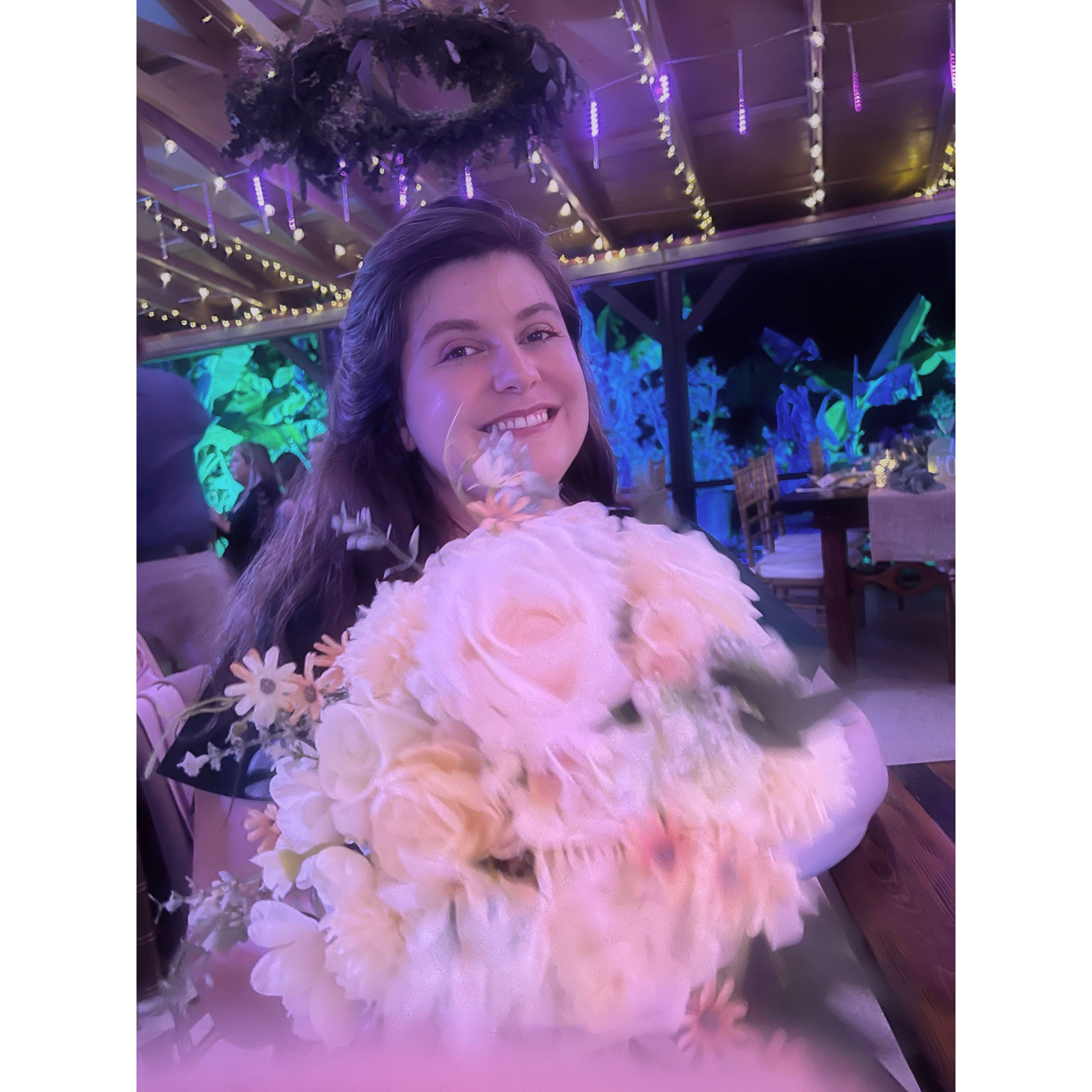 During winter, Jessica’s friend Paige got married, and Jessica caught the bouquet. 겨울에 제시카의 친구 페이지가 결혼식을 올렸어요. 여기서 제시카는 부케를 받았어요.
