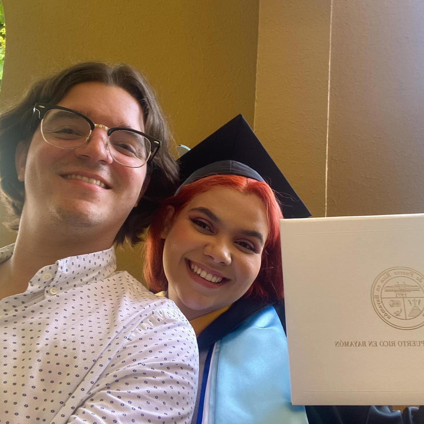 27・junio・2023 La graduación de Bachillerato de Angie, para este punto, Seba tenía escondido el anillo de compromiso para el viaje
