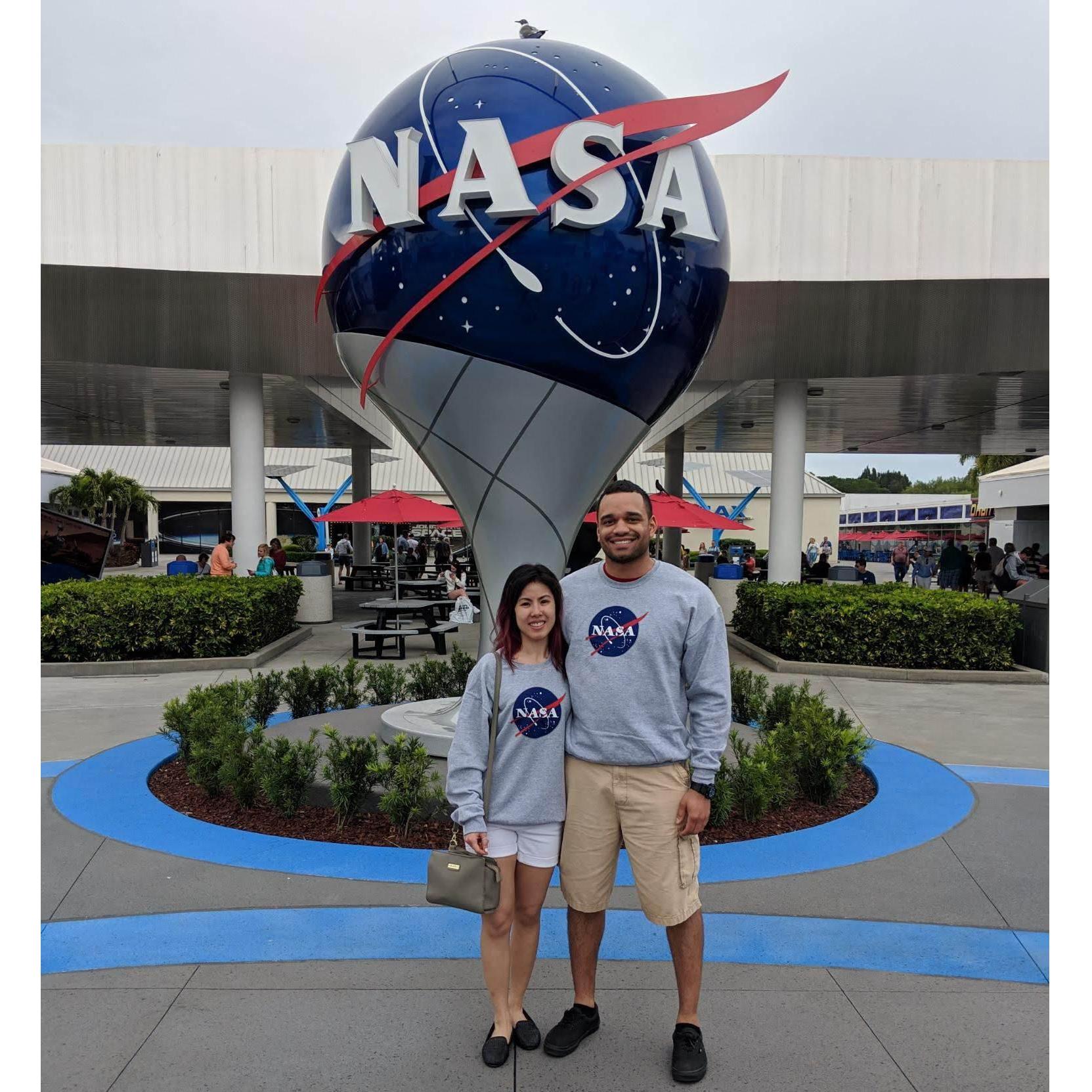 Daaaaw! Look at the cute spacey couple! NASA Kennedy Center. (April 2019).