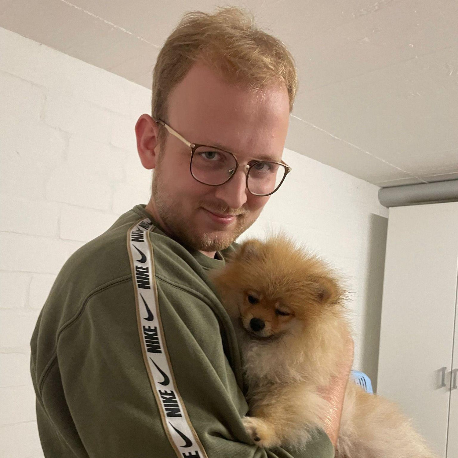 En octubre de 2024 decidimos darle la bienvenida a Pommes-Pomeranian, la nueva cochina de la casa. Creció en la oficina de AIESEC en Bonn, cuidada y malcriada por todo el equipo.