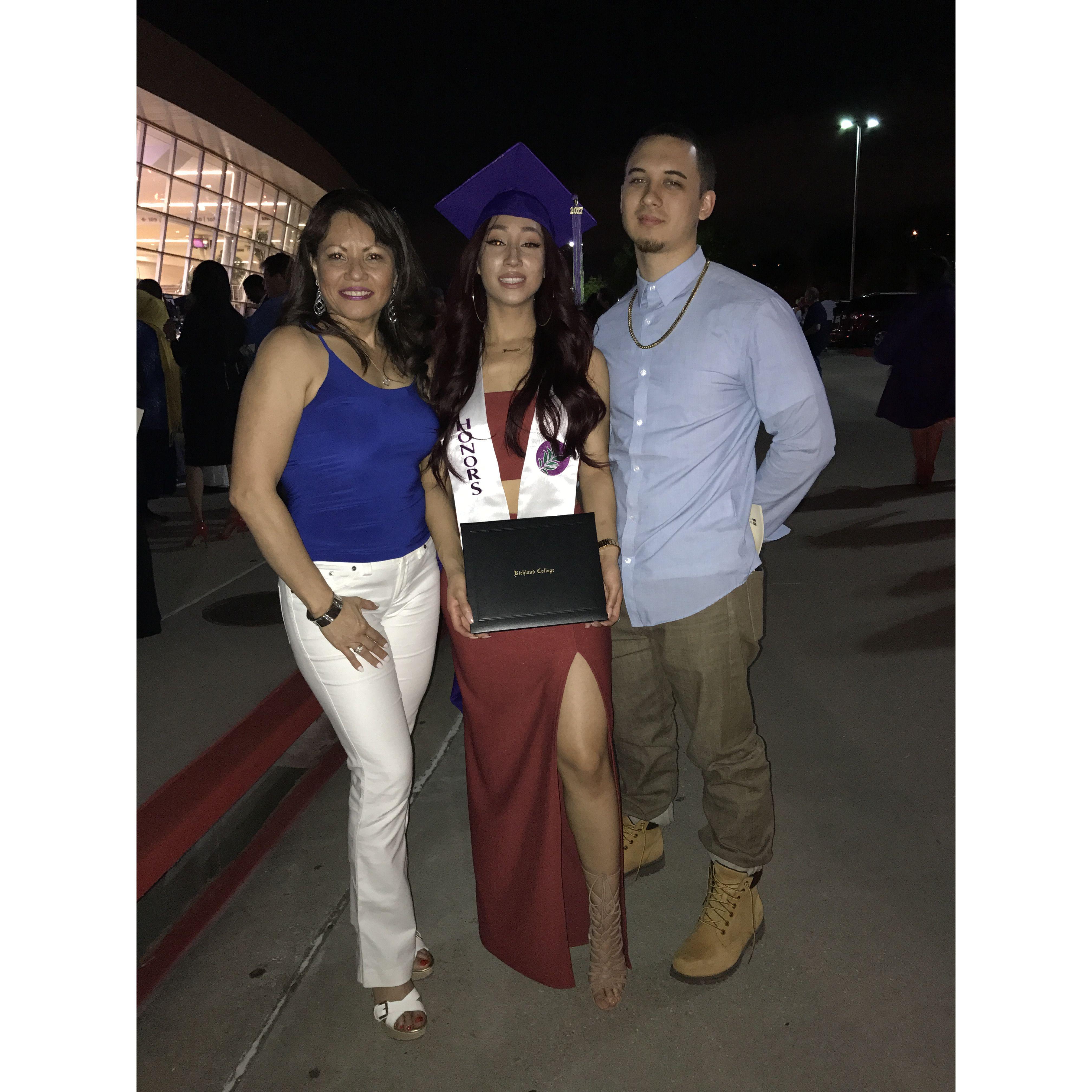 We both graduated college! ------ ¡Nos graduamos del universidad!