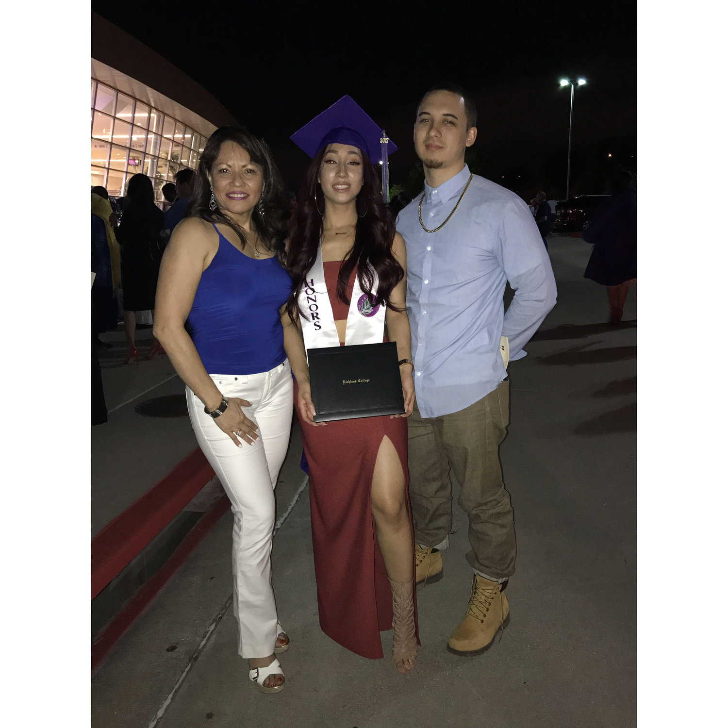 We both graduated college! ------ ¡Nos graduamos del universidad!