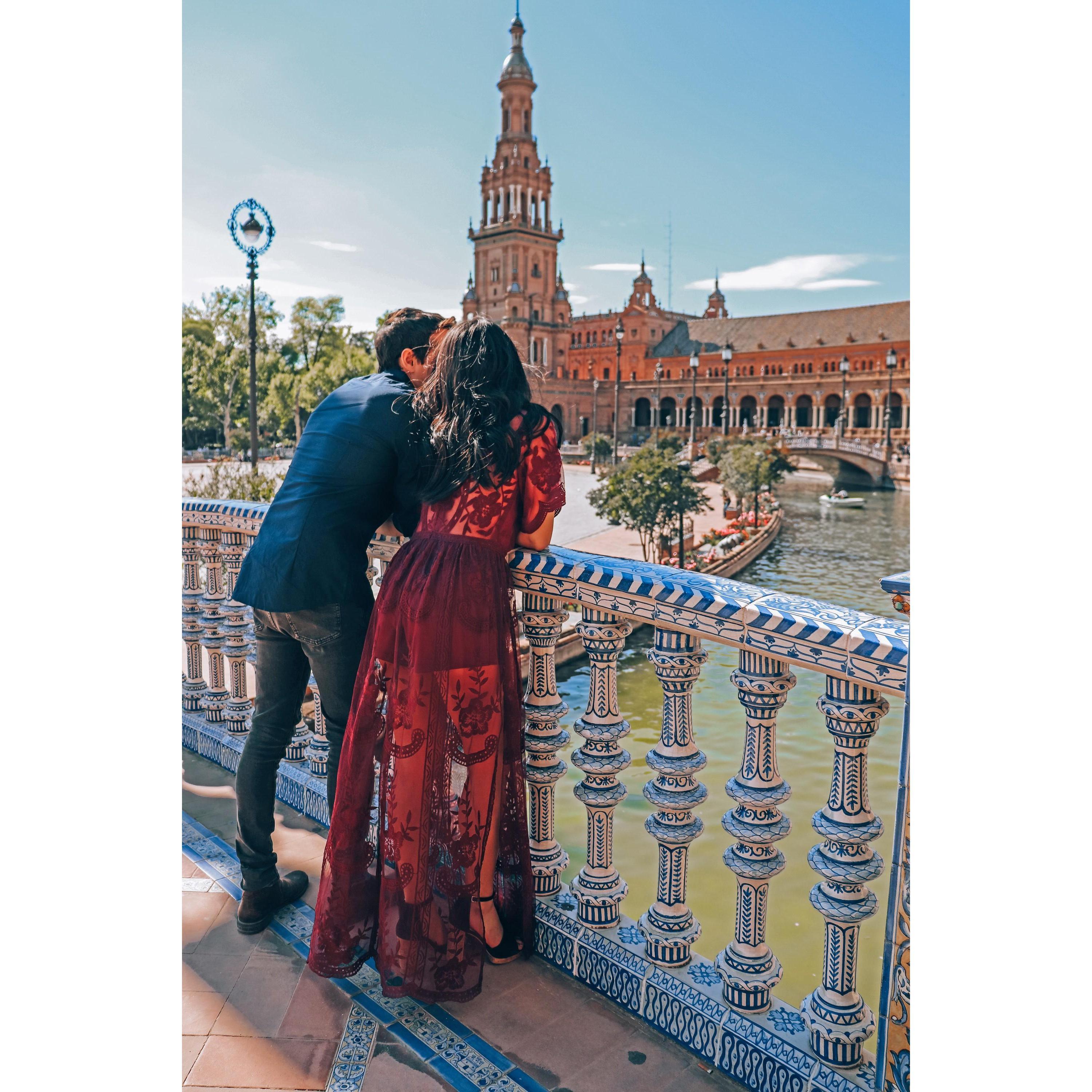 Admiring the views in Sevilla's amazing Plaza de España