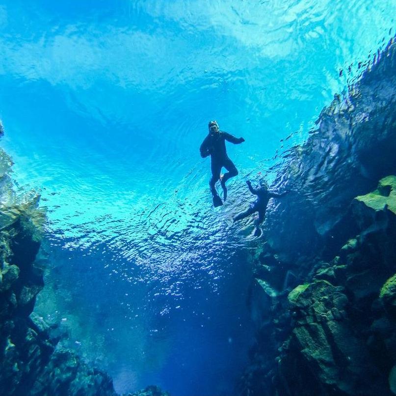 Swimming between two tectonic plates at the Silfra Fissure